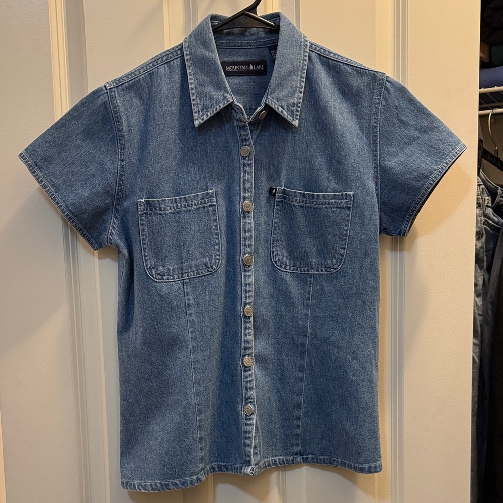 Mountain Lake Fitted Denim 100% cotton button down blouse shirt Medium like new